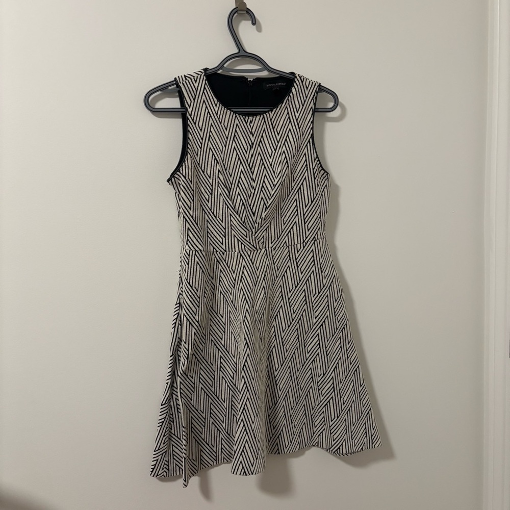 Banana Republic Black and White Patterned Women's Dress with Pockets Size 6